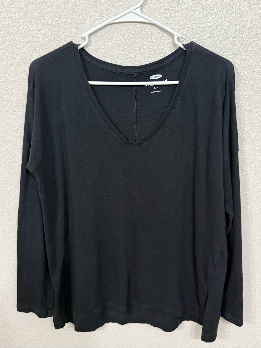 Old Navy Black V-Neck Long Sleeve Tee Casual